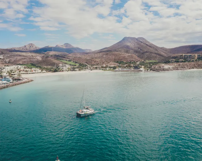 Vista aérea de un barco en la bahía